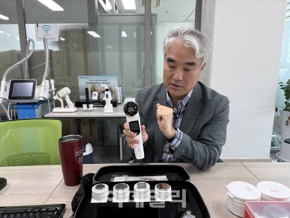 최종석 라메디텍 대표가 지난 6월 17일 이데일리와의 인터뷰에서 미용기기 신제품 ‘퓨라셀미인’을 시연하고 있다.(사진= 석지헌 기자)