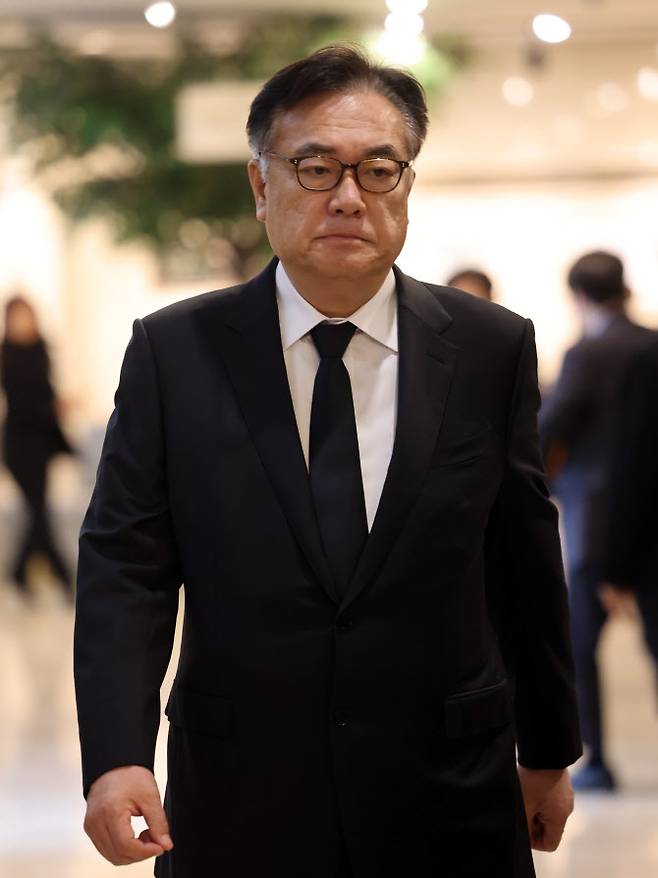 정진석 전 대통령 비서실장이 지난 4월 2일 부산 해운대구 해운대백병원 장례식장에 마련된 고(故) 장제원 전 국회의원의 빈소를 조문하기 위해 이동하고 있다. (사진=뉴시스)