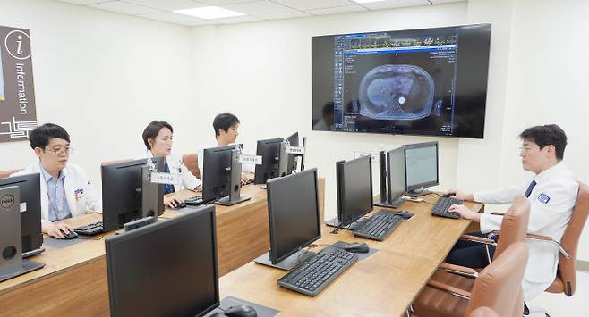 가톨릭대 인천성모병원 간암팀 의료진이 다학제 통합진료를 하고 있다.