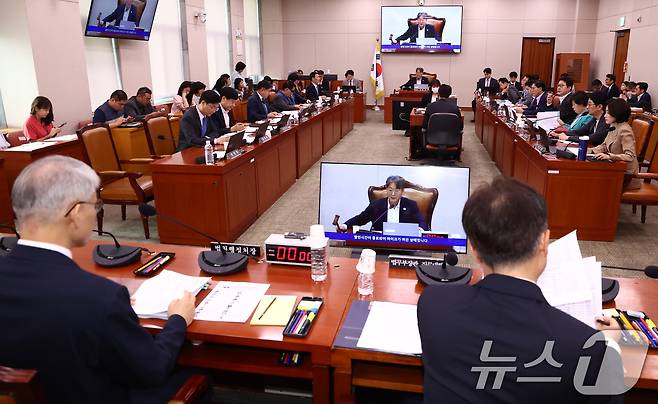 3일 오전 서울 여의도 국회에서 열린 법제사법위원회 전체회의에서 대주주의 영향력을 제한하는 '3%룰' 등을 담아 강화된 상법 일부개정법률안이 통과되고 있다. 2025.7.3/뉴스1 ⓒ News1 김민지 기자