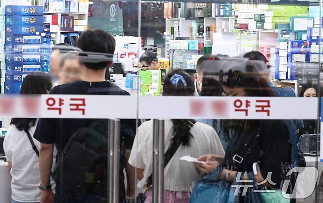 지난해 9월 13일 오후 서울 시내의 한 약국에서 시민들이 약을 처방받고 있다. /뉴스1 ⓒ News1 구윤성 기자