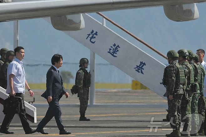 라이칭더 대만 총통이 23일 (현지시간) 연례 한광 합동훈련을 시찰하기 위해 화롄의 공군 기지에 도착을 하고 있다. 2024.07.23 ⓒ AFP=뉴스1 ⓒ News1 우동명 기자