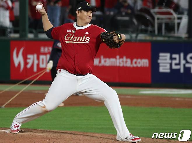 롯데 자이언츠 이대호가 8일 부산 동래구 사직야구장에서 열린 프로야구 '2022 신한은행 SOL KBO리그' LG 트윈스와의 경기, 8회초 마운드에 올라 상대로 힘차게 공을 던지고 있다. 2022.10.8/뉴스1 ⓒ News1 김영훈 기자