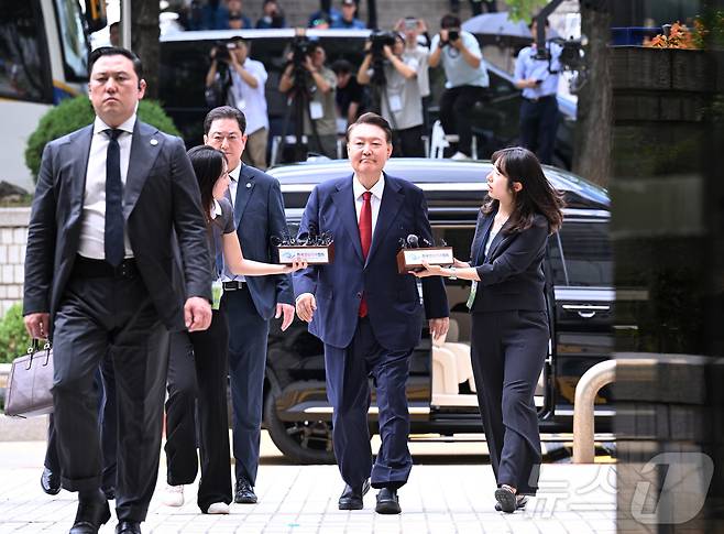 윤석열 전 대통령이 9일 오후 서울 서초구 서울중앙지방법원에서 열린 구속 전 피의자 심문(영장실질심사)에 출석하고 있다. 2025.7.9/뉴스1사진공동취재단 ⓒ News1 사진공동취재단