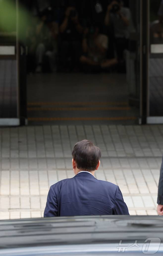 '12·3 비상계엄' 사태 관련 내란 혐의를 받는 윤석열 전 대통령이 9일 오후 구속 전 피의자 심문(영장실질심사)을 받기 위해 서울 서초구 서울중앙지방법원으로 들어서고 있다. 윤 전 대통령은 지난 3월 법원의 구속취소 결정으로 석방된 지 넉 달 만에 재구속될 위기에 놓였다. 2025.7.9/뉴스1 ⓒ News1 사진공동취재단