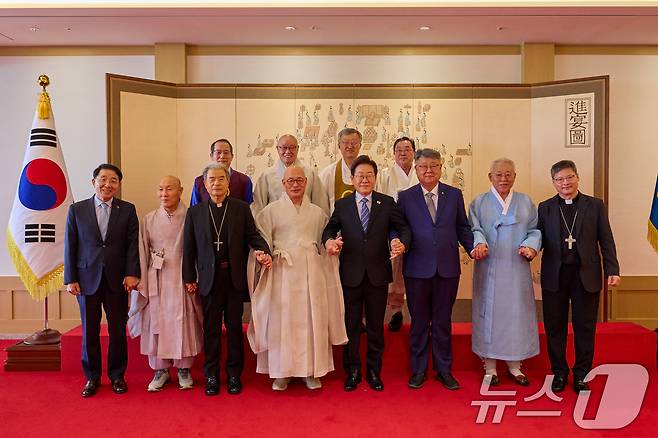 이재명 대통령이 9일 서울 용산 대통령실에서 열린 종교 지도자 초청 오찬 간담회에서 참석자들과 함께 기념촬영을 하고 있다. (대통령실 제공. 재판매 및 DB 금지) 2025.7.9/뉴스1 ⓒ News1 허경 기자