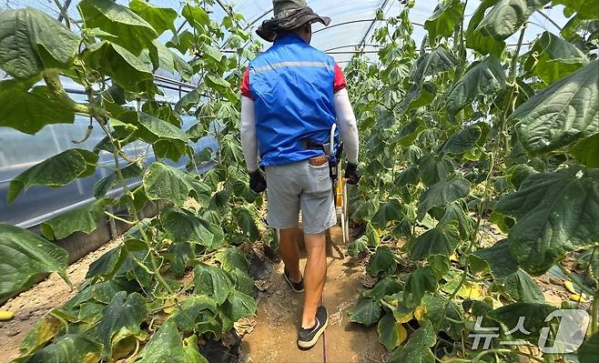 에어냉각조끼를 입고 작업하는 정종현 씨.