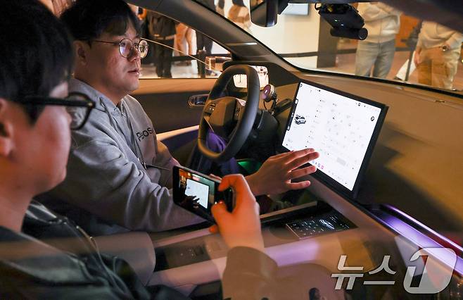 28일 서울 강남구 코엑스에서 열린 국내외 개발자들을 초청해 개발자 콘퍼런스 'Pleos 25'에서 현대차그룹 관계자가 차세대 인포테인먼트 시스템을 시연하고 있다. Pleos Connect는 AAOS(Android Automotive OS) 기반의 차세대 인포테인먼트 시스템이다. 모바일과 차량 간 연결성을 강화해 사용자가 익숙한 앱과 콘텐츠를 차량에서도 자연스럽게 이용할 수 있도록 설계됐다. 2025.3.28/뉴스1 ⓒ News1 허경 기자