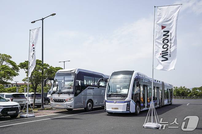 9일 제주 서귀포 소재 제주신화월드에서 제12회 국제e-모빌리티엑스포(IEVE 2025)가 개막한 가운데, 야외 전시장에 우진산전의 전기버스 '아폴로 1200'(왼쪽)과 전기 굴절버스 'K-트램'(오른쪽)이 전시된 모습(한국자동차기자협회 제공). 2025.07.09.