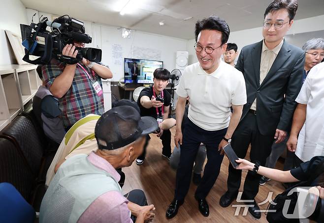 김민석 국무총리가 9일 오전 대전 동구 쪽방상담소를 방문해 여름철 취약계층 현장을 마치고 시설이용자와 대화하고 있다. 2025.7.9/뉴스1 ⓒ News1 김기태 기자