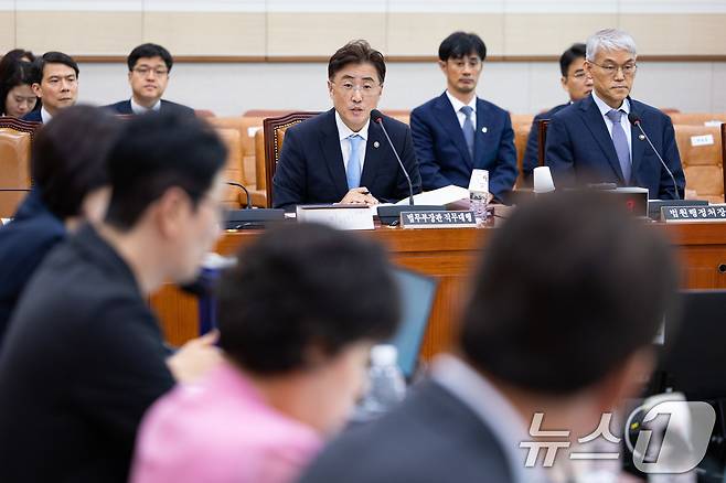 이진수 법무부 장관 직무대행(차관)이 9일 서울 여의도 국회에서 열린 제427회 국회(임시회) 법제사법위원회 제1차 전체회의에서 검찰개혁 법안 관련 의원 질의에 답하고 있다. ⓒ News1 유승관 기자