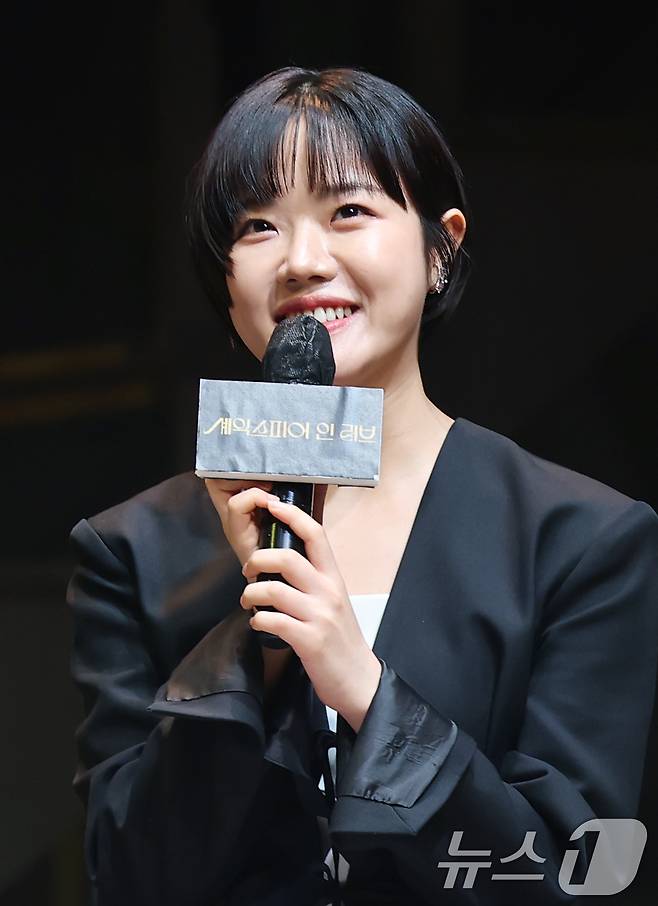 배우 김향기가 9일 오후 서울 서초구 예술의전당 CJ토월극장에서 열린 연극 ‘셰익스피어 인 러브’ 기자간담회에서 인사말을 하고 있다. ‘셰익스피어 인 러브’는 16세기 런던을 배경으로, 슬럼프에 빠진 젊은 '셰익스피어'가 귀족 여성 '비올라 드 레셉스'를 만나 다시 글을 쓰기 시작하면서 펼쳐지는 이야기를 그린 작품이다. 2025.7.9/뉴스1 ⓒ News1 권현진 기자