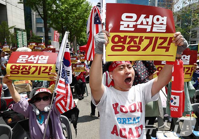 12·3 비상계엄과 관련해 특검의 수사를 받는 윤석열 전 대통령의 두 번째 영장실질심사 날인 9일 서울 서초구 중앙지법 인근에서 열린 윤 전 대통령 영장 기각 촉구 집회에서 지지자들이 영장기각을 외치고 있다. 2025.7.9/뉴스1 ⓒ News1 김민지 기자