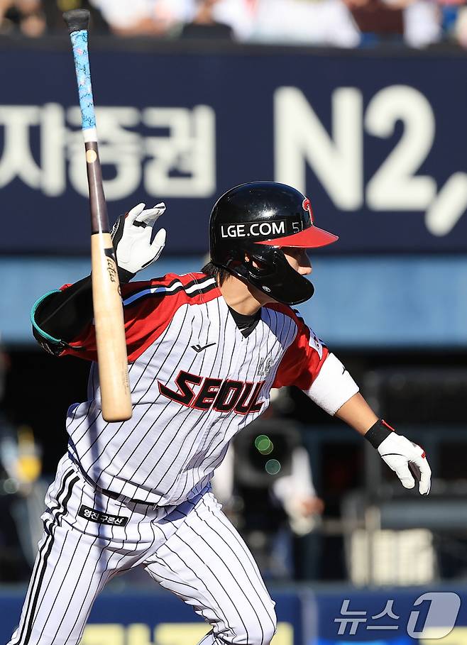 29일 오후 서울 송파구 잠실야구장에서 열린 프로야구 '2025 신한 SOL뱅크 KBO 리그' KIA 타이거즈와 LG 트윈스의 경기 3회말 1사 주자2루 상황 LG 신민재가 1타점 안타를 날리고 있다. 2025.6.29/뉴스1 ⓒ News1 박정호 기자