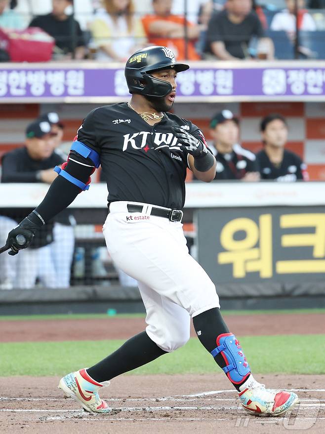 4일 대전 한화생명볼파크에서 열린 '2025 신한 SOL 뱅크 KBO리그' 프로야구 한화 이글스 대 KT 위즈 경기에서 KT 로하스가 1회 안타를 치고 있다. 2025.6.4/뉴스1 ⓒ News1 김기남 기자