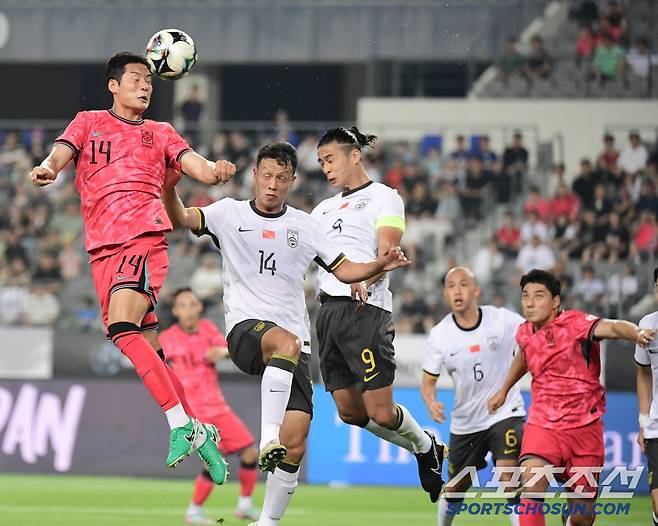 7일 축구대표팀이 용인미르스타디움에서 동아시안컵 중국과 첫 경기를 펼쳤다. 공중볼 대결을 펼치고 있는 대표팀 박승욱. 용인=송정헌 기자songs@sportschosun.com/2025.07.07/