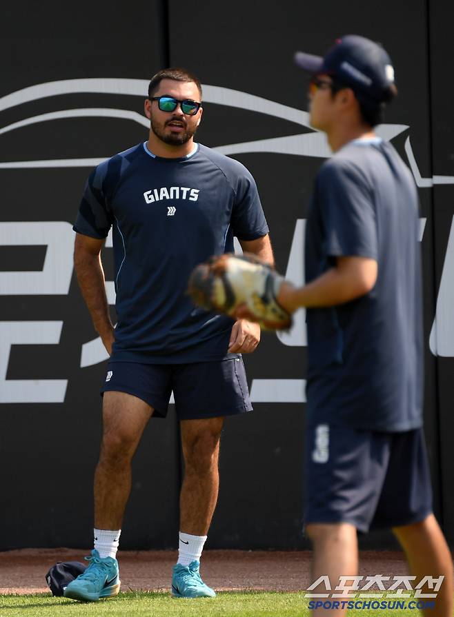 3일 부산 사직구장에서 열린 롯데 자이언츠와 LG 트윈스의 경기. 롯데 감보아가 러닝을 마친 뒤 숨을 고르고 있다. 부산=박재만 기자 pjm@sportschosun.com/2025.07.03/