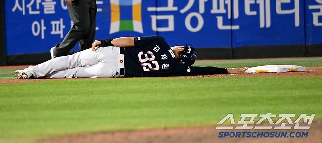 넘어진 순간에도 베이스에 손을 붙인 김재환
