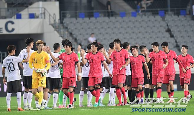 7일 축구대표팀이 용인미르스타디움에서 동아시안컵 중국과 첫 경기를 펼쳤다. 축구대표팀이 중국에 승리했다. 경기 종료 후 승리의 기쁨을 나누는 대표팀 선수들. 용인=송정헌 기자songs@sportschosun.com/2025.07.07/
