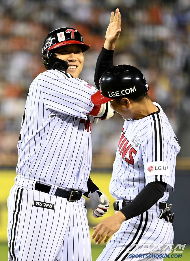 29일 잠실야구장에서 열린 한화와 LG의 경기, 7회말 2사 1,2루 LG 김현수가 1타점 역전타를 치고 기뻐하고 있다. 잠실=허상욱 기자wook@sportschosun.com/2025.05.29/
