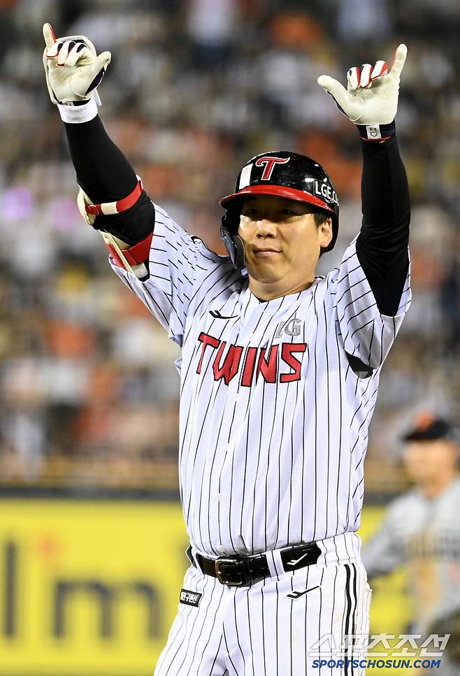 29일 잠실야구장에서 열린 한화와 LG의 경기, 7회말 2사 1,2루 LG 김현수가 1타점 역전타를 치고 기뻐하고 있다. 잠실=허상욱 기자wook@sportschosun.com/2025.05.29/