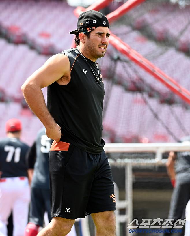 2022 KBO리그 한화 이글스와 KIA 타이거즈의 경기가 9일 광주KIA챔피언스필드에서 열렸다. 경기 전 한화 터크먼이 훈련을 위해 그라운드로 나서고 있다. 광주=허상욱 기자wook@sportschosun.com/2022.07.09/