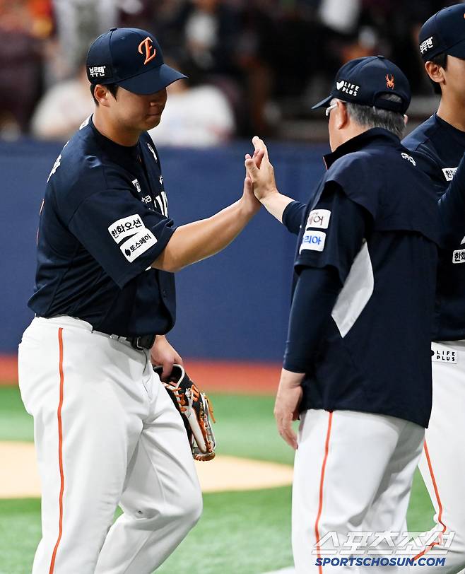 4일 고척스카이돔에서 열린 한화와 키움의 경기, 한화가 2대1로 승리했다. 김경문 감독과 노시환이 기쁨을 나누고 있다. 고척=허상욱 기자wook@sportschosun.com/2025.07.04/