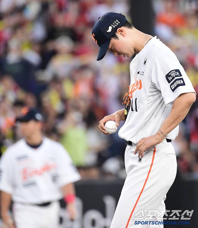 9일 대전 한화생명 볼파크에서 열린 한화와 KIA의 경기. 4회 KIA 김규성에게 1타점 2루타 허용 후 강판 당하는 한화 선발 엄상백. 대전=송정헌 기자songs@sportschosun.com/2025.07.09/