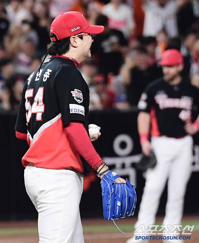 9일 대전 한화생명 볼파크에서 열린 한화와 KIA의 경기. 4회말 한화 최재훈이 KIA 양현종을 상대로 역전 3점홈런을 날렸다. 고개를 떨군 양현종. 대전=송정헌 기자songs@sportschosun.com/2025.07.09/