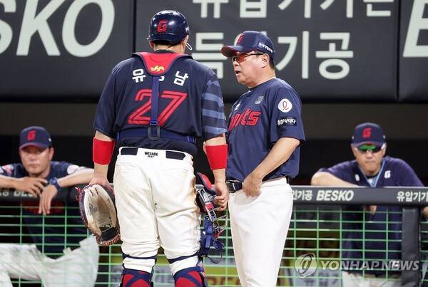 유강남(왼쪽)·김태형 감독. ⓒ연합뉴스