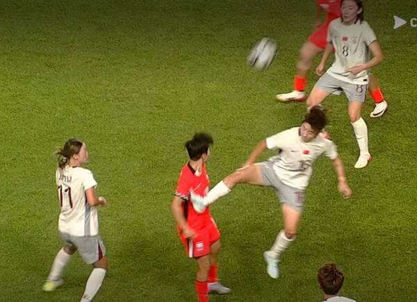 지소연의 가슴팍을 향해 날아차기한 리우 징.ⓒ쿠팡플레이