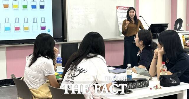 배재대가 충남 논산여상에서 3학년 학생들을 대상으로 ‘이미지메이킹 특강’을 진행하고 있다. /배재대
