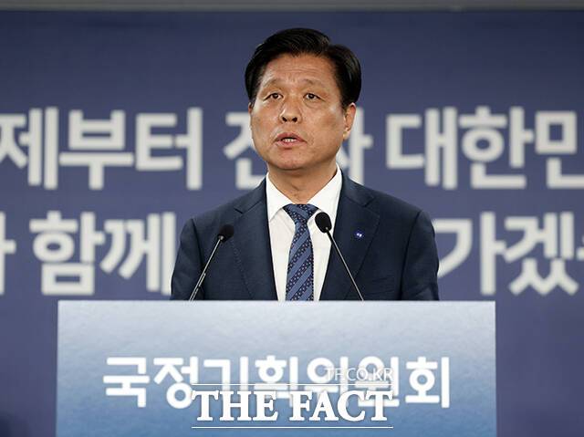 대통령 직속 국정기획위원회가 9일 규제합리화 TF 회의를 열고 경제형벌 개선과 규제 샌드박스 발전 방안을 논의한다. 사진은 조승래 국정위 대변인. /임영무 기자
