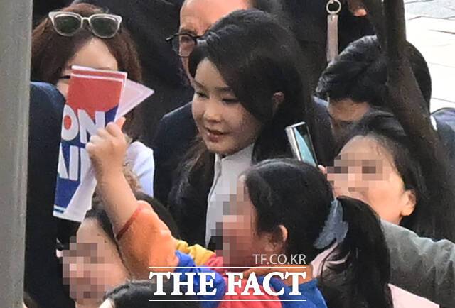 김건희 여사 연루 의혹을 수사하는 민중기 특별검사팀이 김 여사의 '집사'로 불리는 김예성 씨와 관련된 수사에 착수했다. 김건희 여사가 지난 4월11일 오후 서울 용산구 한남동 관저를 떠나 사저인 서초동 아크로비스타에 도착해 주민들의 환영을 받고 있다. /임영무 기자