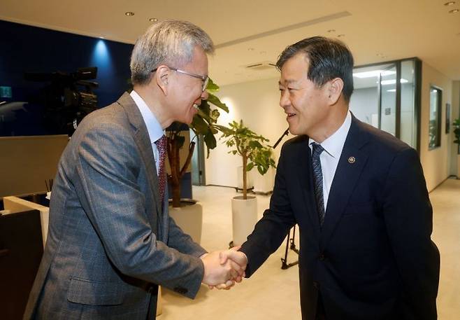 이형훈 보건복지부 제2차관(오른쪽)이 8일 서울 용산구 이촌동에 위치한 대한의사협회에서 김택우 의협 회장을 만나 악수하고 있다. 보건복지부