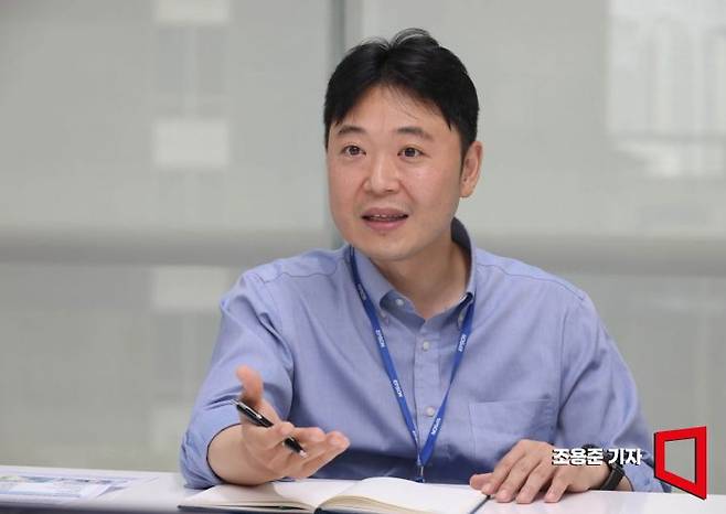 박성제 한국엡손 이사가 서울 역삼동 사무실에서 아시아경제와 인터뷰 하고 있다. 조용준 기자