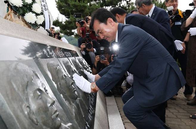 지난 6월 29일 경기도 평택시 해군 2함대사령부 충무동산에서 열린 '제2연평해전 승전 23주년 기념식'에서 안규백 국방부장관 후보자가 해전 영웅들의 얼굴 부조상을 어루만지고 있다. 연합뉴스