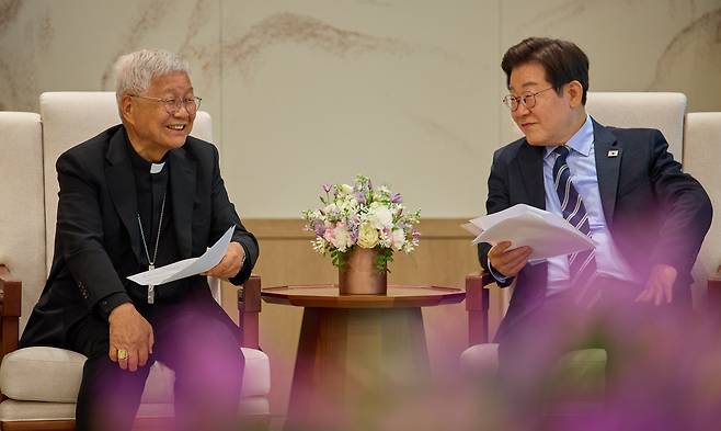 이재명 대통령이 7일 서울 용산 대통령실 청사에서 교황청 성직자부 장관 유흥식 추기경을 접견하고 있다. 이 자리에서는 이 대통령의 교황 방문과 교황의 방북 문제 등이 거론됐다. /대통령실