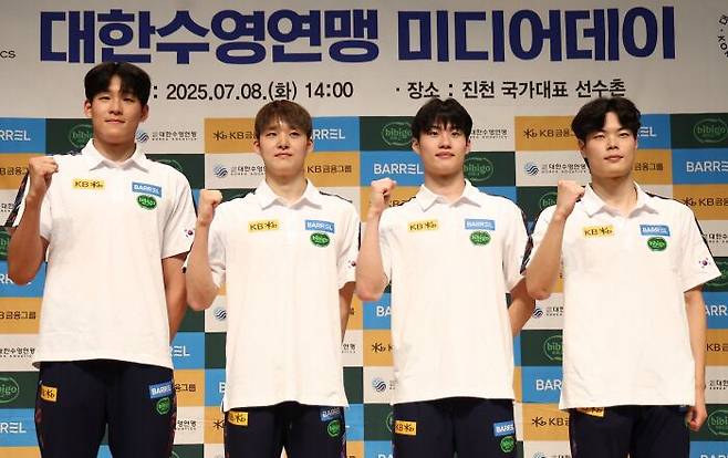 경영 국가대표팀 선수들이 8일 충북 진천 국가대표선수촌에서 기념 촬영을 하고 있다. 왼쪽부터 김영범, 김우민, 황선우, 이호준./스포츠조선