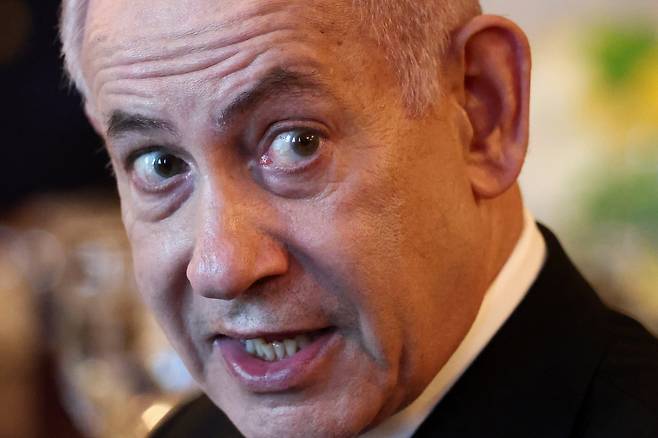 베냐민 네타냐후 이스라엘 총리가 8일 백악관에서 열린 도널드 트럼프 미국 대통령과의 만찬에서 발언을 하고 있다. /로이터 연합뉴스