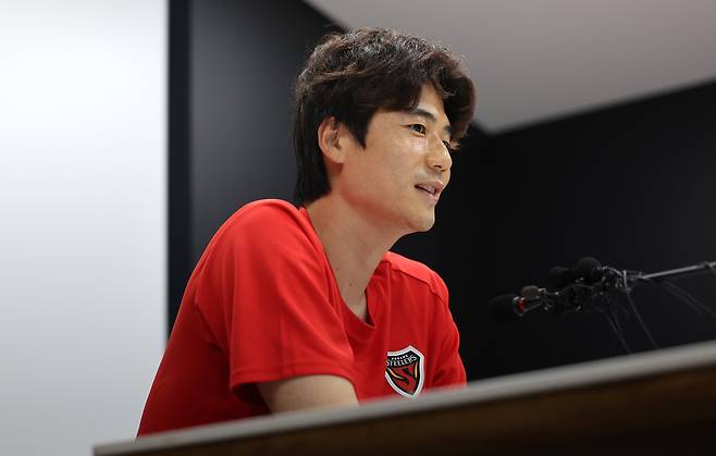 지난 4일 경북 포항시 북구 포항스틸러스 송라클럽하우스에서 열린 기성용 입단 미디어데이에서 기성용이 취재진과 인터뷰를 하고 있다. /뉴시스