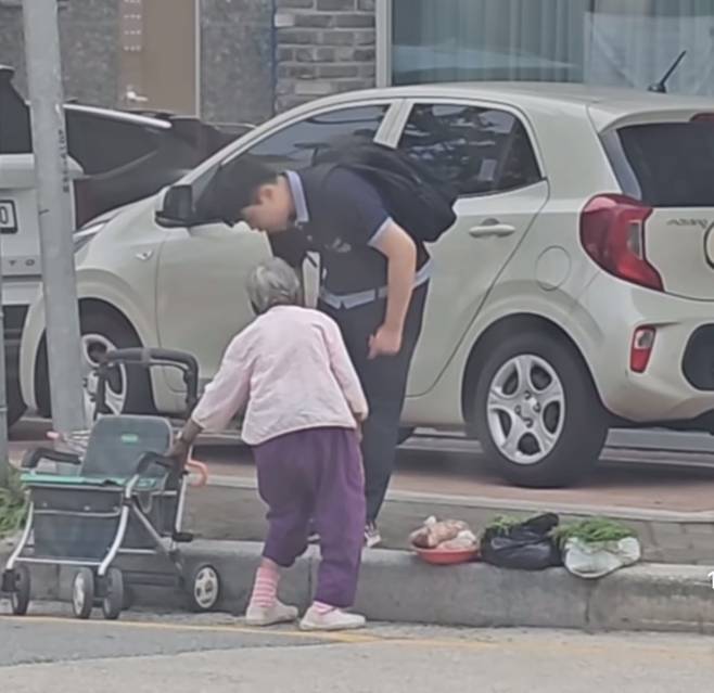 지난 7일 동두천중 남학생이 노점에서 농작물을 파는 할머니와 대화하는 모습./ 인스타그램