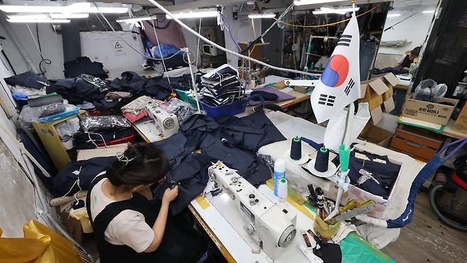8일 오후 서울 동대문구 용두동의 한 봉제 공장에서 일용직 근로자가 옷을 만들고 있다. 일감이 적어 일이 생길 때마다 일용직 근로자를 쓰는 경우가 많다. /장경식 기자