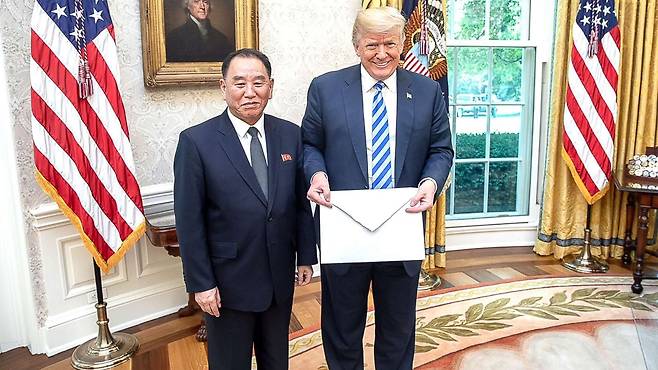 북한의 김영철 통일전선부장이 2018년 6월1일 백악관을 방문해, 트럼프 대통령에게 김정은의 친서가 든 큰 편지봉투를 전하고 있다./백악관