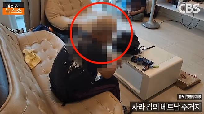 ‘동남아 3대 마약왕’ '사라 김'이 베트남 호찌민에 있는 주거지에서 체포된 채 앉아 있다. /경찰청