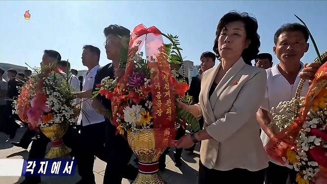 북한 각지 주민들이 김일성 주석 사망 31주기(7.8일)를 맞아 각 도 소재지와 시에 있는 김일성·김정일 동상을 찾아 추모했다고 조선중앙TV가 8일 보도했다./연합뉴스