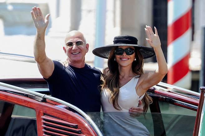 아마존 창업자 제프 베조스와 그의 아내 로렌 산체스 베조스가 2025년 6월 29일 이탈리아 베니스의 아만 베니스 호텔을 떠나고 있다. /연합뉴스