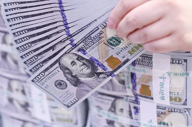 서울 중구 하나은행 위변조대응센터에서 직원이 100달러 지폐를 살펴보고 있다. /뉴스1