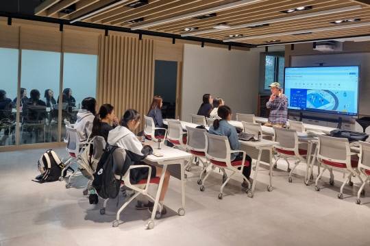 공주교육지원청이 공주시 청소년들을 대상으로 시창작 동아리를 운영하고 있는 모습. 충남교육청 제공.