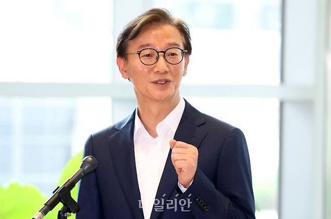 전재수 해양수산부 장관 후보자가 지난달 25일 서울 마포구 포스트타워 마포에 마련된 인사청문회 준비 사무실로 출근하며 취재진과 만나 질의응답을 하고 있다. ⓒ뉴시스
